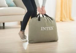 Intex Pillow Rest Raised Luchtbed - Eenpersoons -Buitenuitrusting 1320 1900 64122 inuse1 2017 300