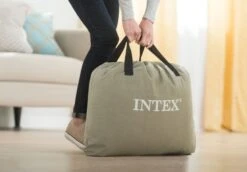 Intex Pillow Rest Raised Luchtbed - Queensize - Ingebouwde Elektrische Pomp -Buitenuitrusting 1320 1900 64124 inuse1 2017 300