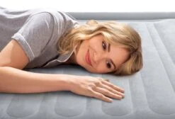 Intex Comfort Plush Luchtbed - Queensize - Ingebouwde Elektrische Pomp -Buitenuitrusting 1320 1900 67770 inuse1 2022 300