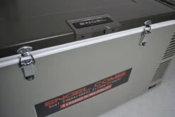 Engel MD60F-C Dual-zone Compressor Koelbox - 57 Liter 9 Engel MD60F-C Dual-zone Compressor Koelbox - 57 Liter -Buitenuitrusting 1900 2849 md60fc verschluss detail