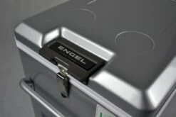 Engel MT35F-S Compressor Koelbox - 32 Liter 13 Engel MT35F-S Compressor Koelbox - 32 Liter -Buitenuitrusting 1900 2849 mt35fs verschluss detail