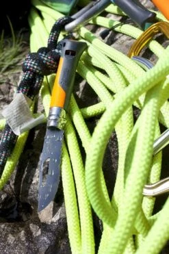 Opinel N°08 Outdoor Zakmes - Oranje -Buitenuitrusting 3123840015779 opinel outdoor 8 oranje sfeer1 resultaat