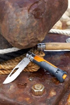 Opinel N°08 Outdoor Zakmes - Oranje -Buitenuitrusting 3123840015779 opinel outdoor 8 oranje sfeer2 resultaat