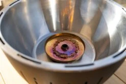 LotusGrill XL Hybrid Houtskoolbarbecue - Rood -Buitenuitrusting lotusgrill binnenkant pitje 3