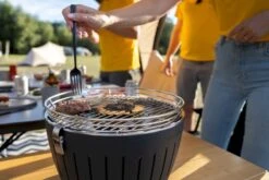 LotusGrill XL Hybrid Houtskoolbarbecue - Rood -Buitenuitrusting lotusgrill in gebruik hamburger 3